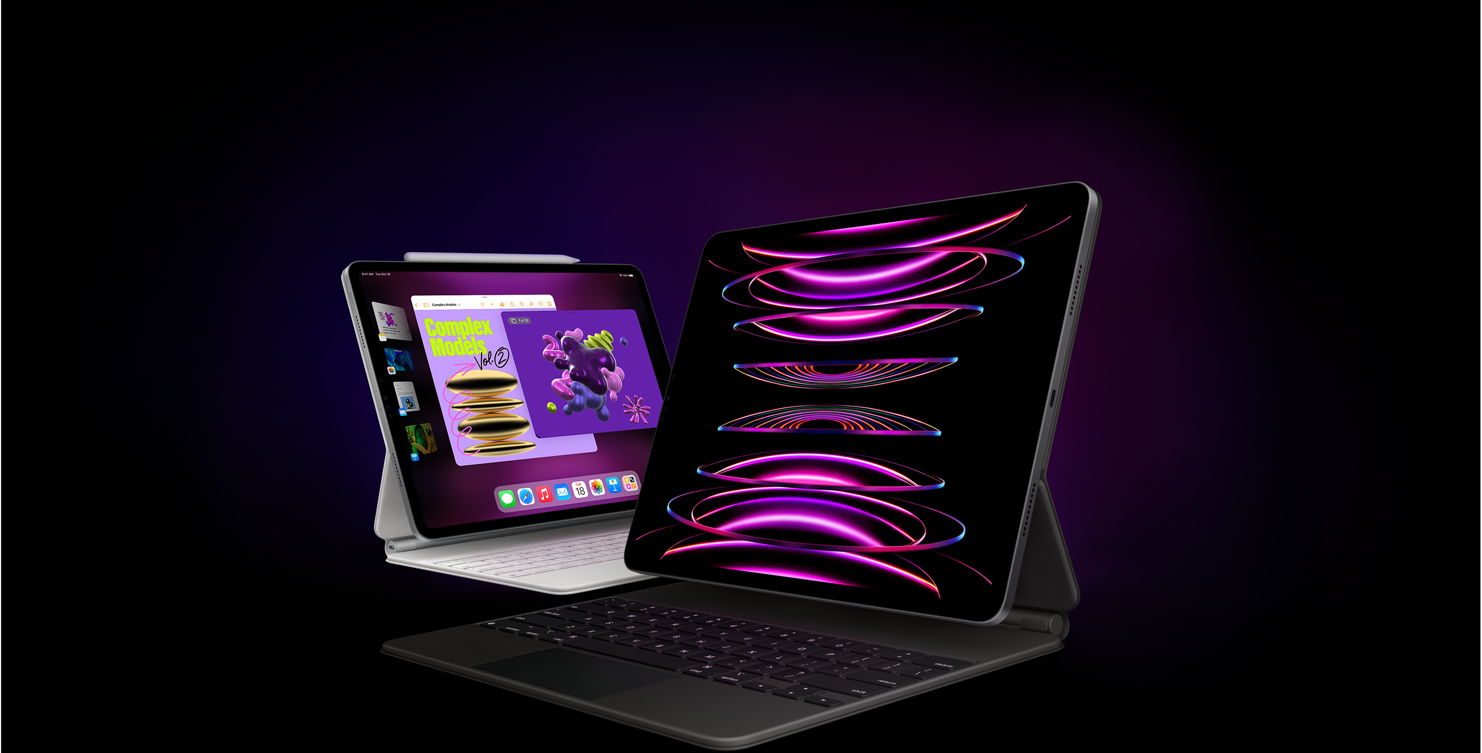 Un iPad Pro avec Magic Keyboard blanc et Apple Pencil affichant Stage Manager est disposé derrière un autre iPad Pro avec Magic Keyboard noir affichant un fond d’écran