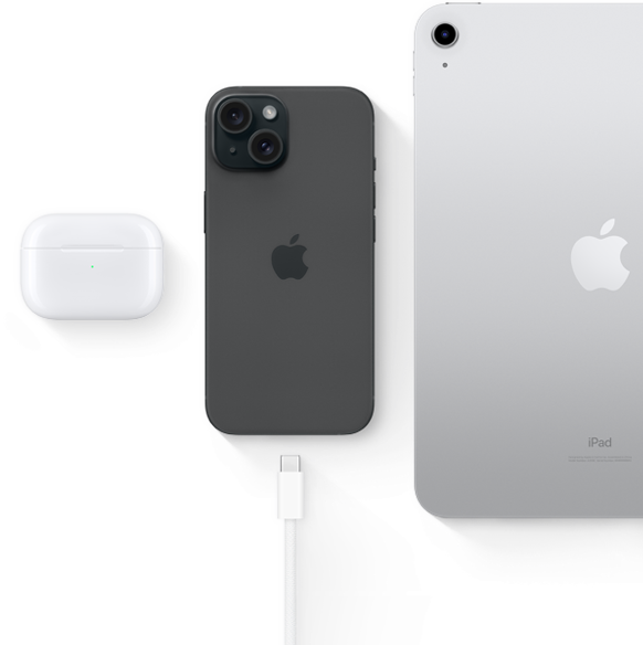 iPhone 15 avec connecteur USB-C montrant qu’il peut aussi être utilisé avec des AirPods Pro et un iPad