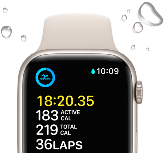 Apple Watch SE montrant l’écran de l’exercice Nage en eau libre. Des gouttes d’eau entourent l’appareil